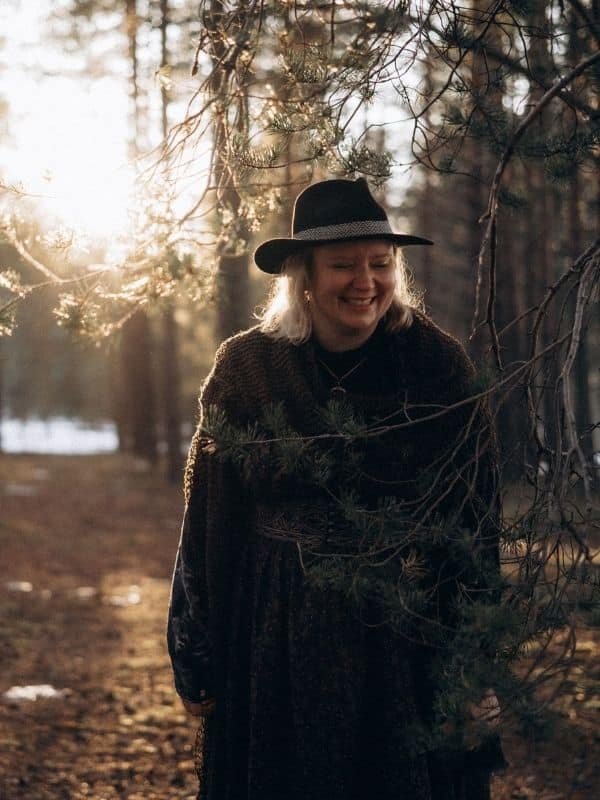 ninni-vertical-001 woman laughing under a tree